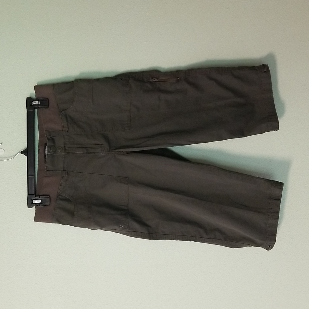 Lee relaxed fit capris in medium size 6
